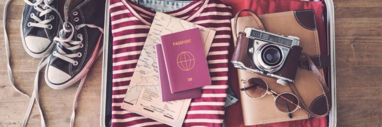 een koffer met ingepakte kleding